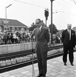 824989 Afbeelding van de opening van het N.S.-station Utrecht Overvecht te Utrecht, tijdens de toespraak door ir. J. ...
